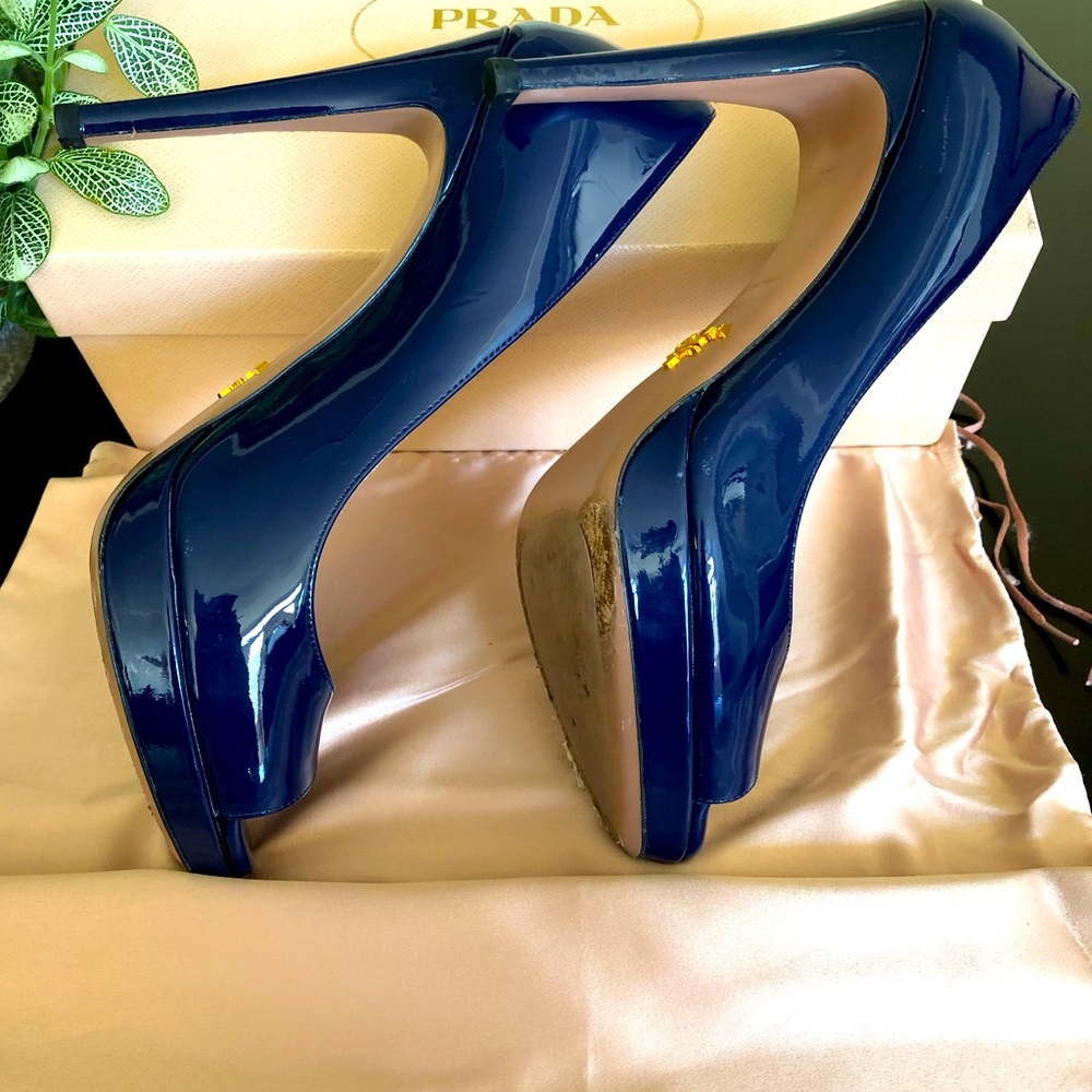 Prada open toe pump in Royal Blue, EU 38 (US 8). 4 1/2“ heel w/ 1/2“ platform. - Picture 6 of 8
